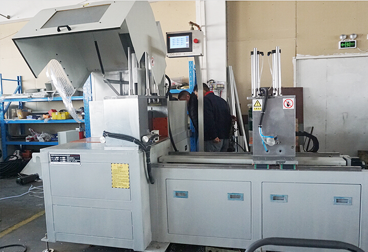 陽(yáng)光明媚！客戶(hù)來(lái)鄧氏現(xiàn)場(chǎng)考察大型數(shù)控切鋁機(jī)