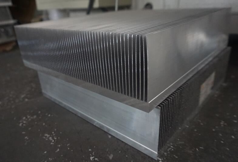 【上?！繜o毛刺散熱器切割機選擇DS-A400，簽訂合同已發貨使用